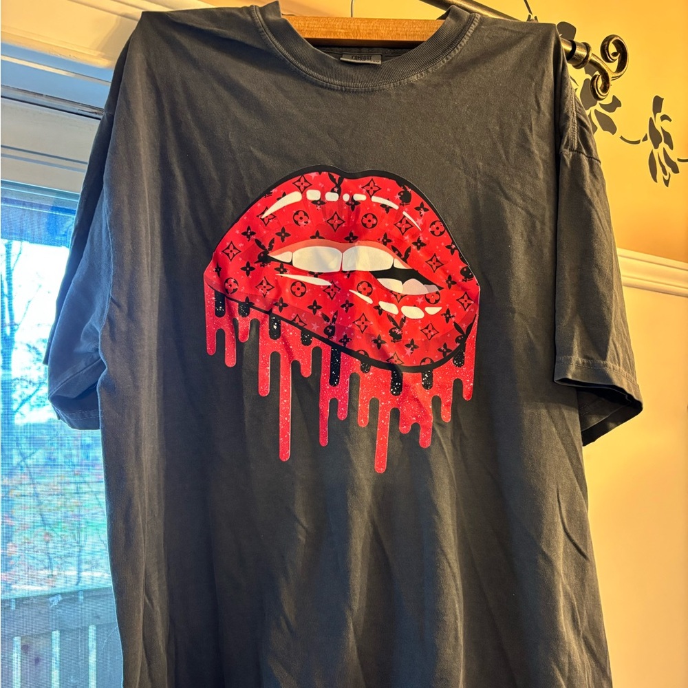 Graphic Tee with Dripping Lips Design